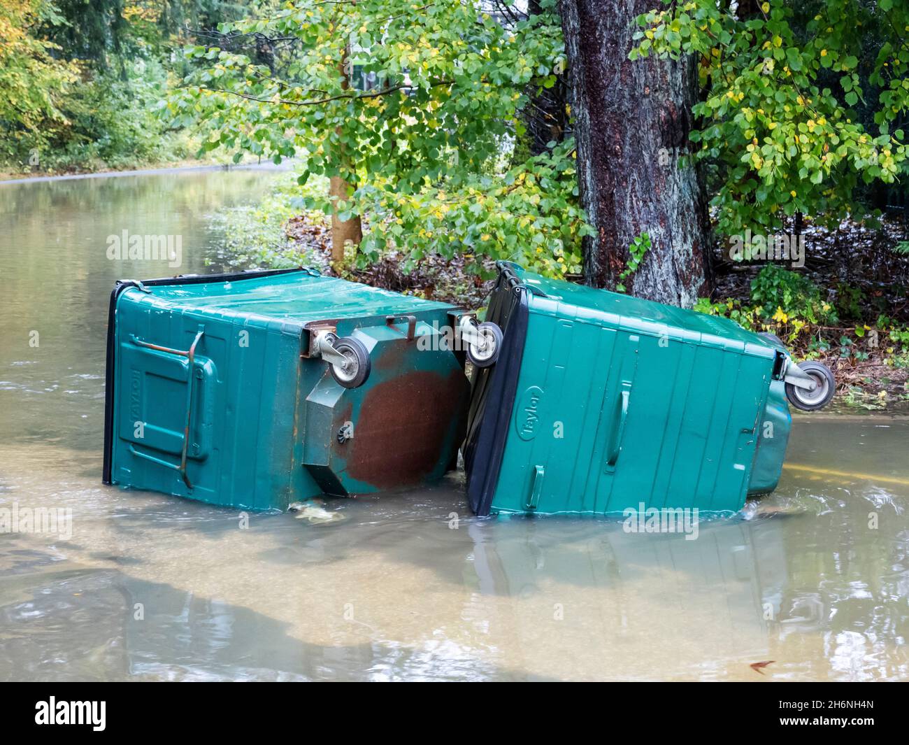 Une route inondée à Ambleside, Lake District, au Royaume-Uni, après des pluies torrentielles a provoqué la rupture de la rivière Rothay avec des poubelles lavées sur le roa Banque D'Images