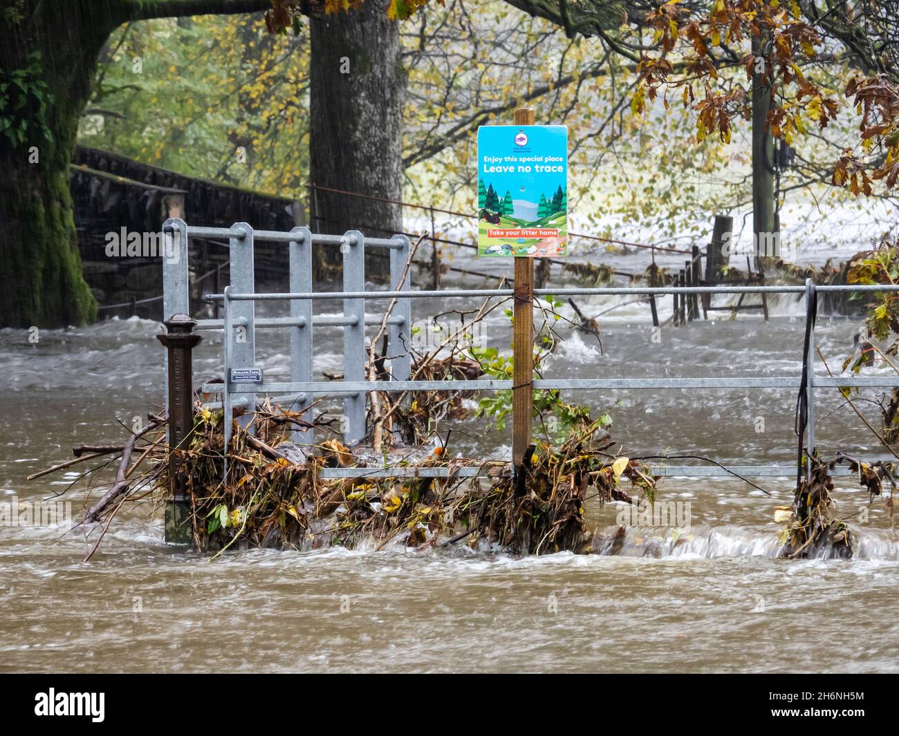 Rothay Park sous l'eau à Ambleside, Lake District, Royaume-Uni, après des pluies torrentielles ont causé la rupture de la rivière Rothay. Banque D'Images