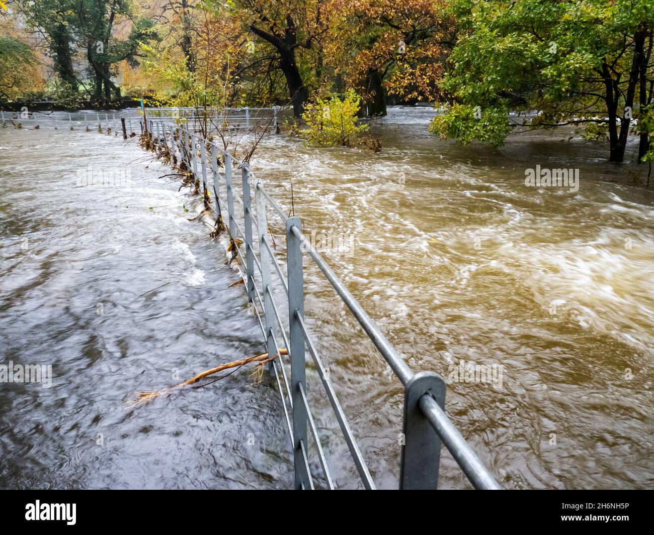 Rothay Park sous l'eau à Ambleside, Lake District, Royaume-Uni, après des pluies torrentielles ont causé la rupture de la rivière Rothay. Banque D'Images