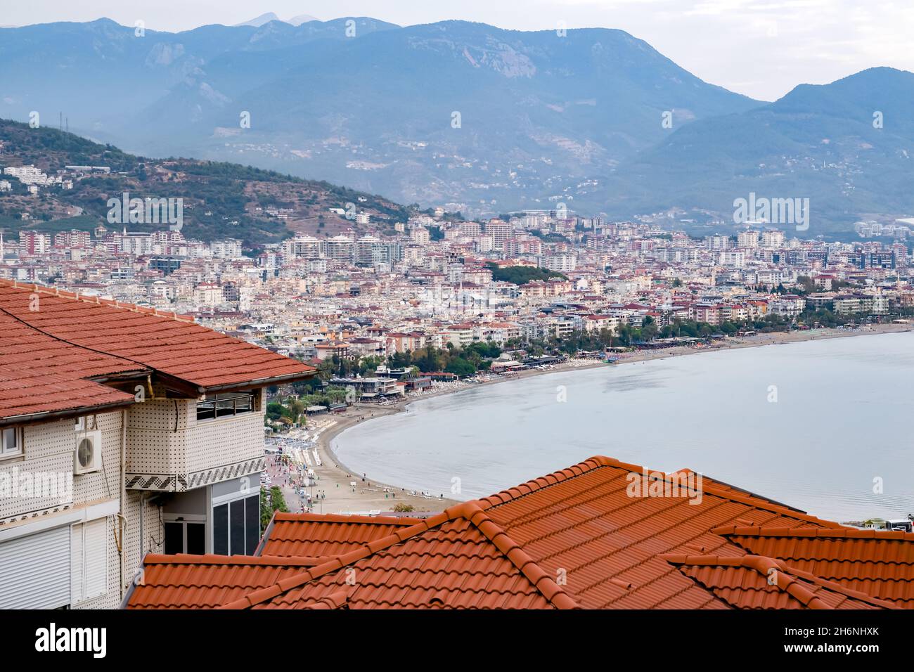 Panorama du centre-ville d'Alanya, vue sur les toits des maisons anciennes de la montagne Kale. Banque D'Images