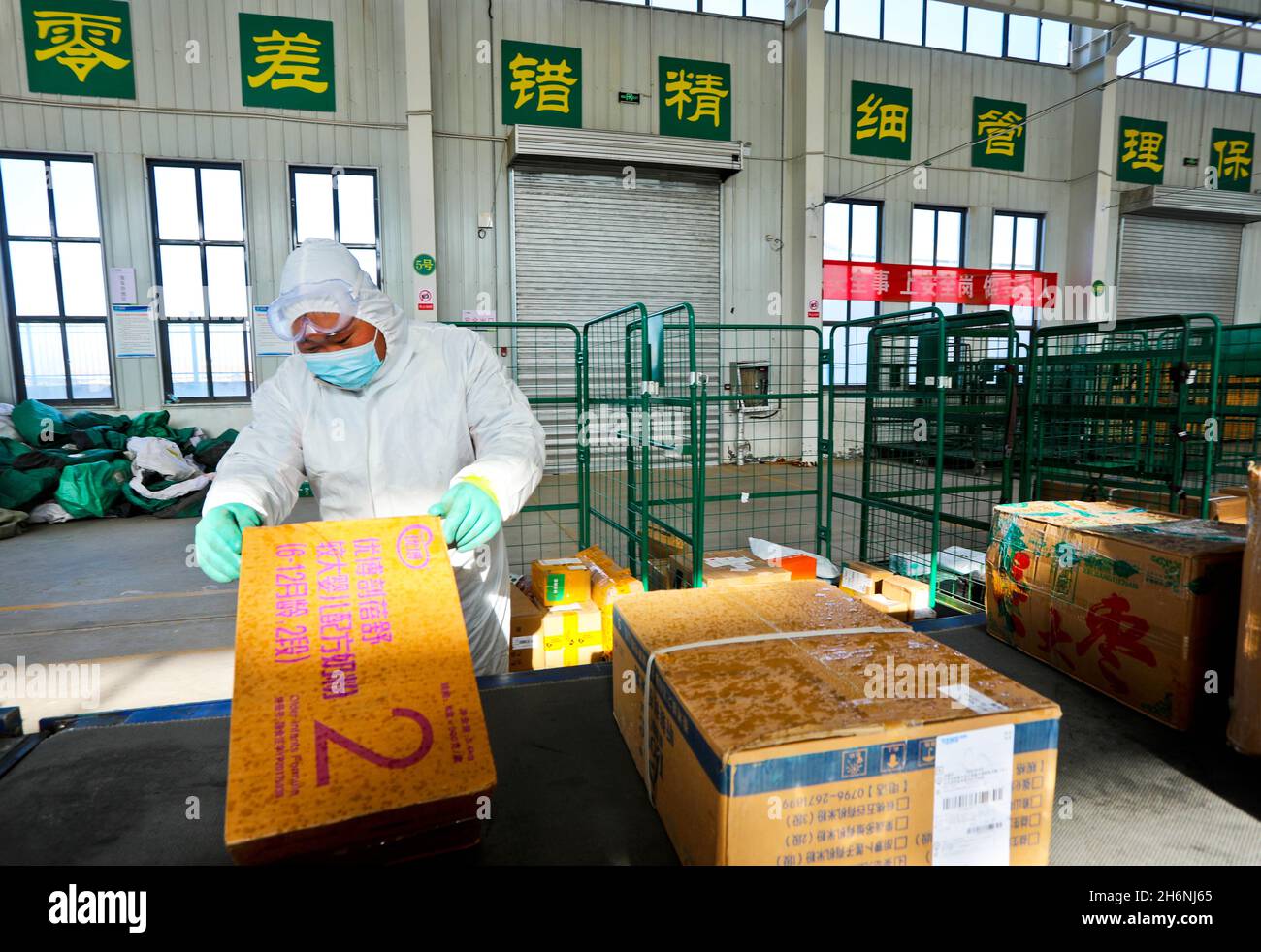 Zhangye, Zhangye, Chine.17 novembre 2021.Le 16 novembre 2021, le personnel du centre de tri postal express de Zhangye City, province de Gansu, inspecte les colis express désinfectés.Le même jour, Zhangye, Gansu a repris son service de livraison postale.Des sociétés express comme Zhangye City Post Express et Shunfeng ont effectué une désinfection stricte des véhicules pour plus de 300,000 colis express bloqués à Lanzhou, des codes de test de température du personnel, la prévention et l'élimination des épidémies de courrier express et la traçabilité.Après l'identification et l'inspection et d'autres épidémiques prévenir Banque D'Images