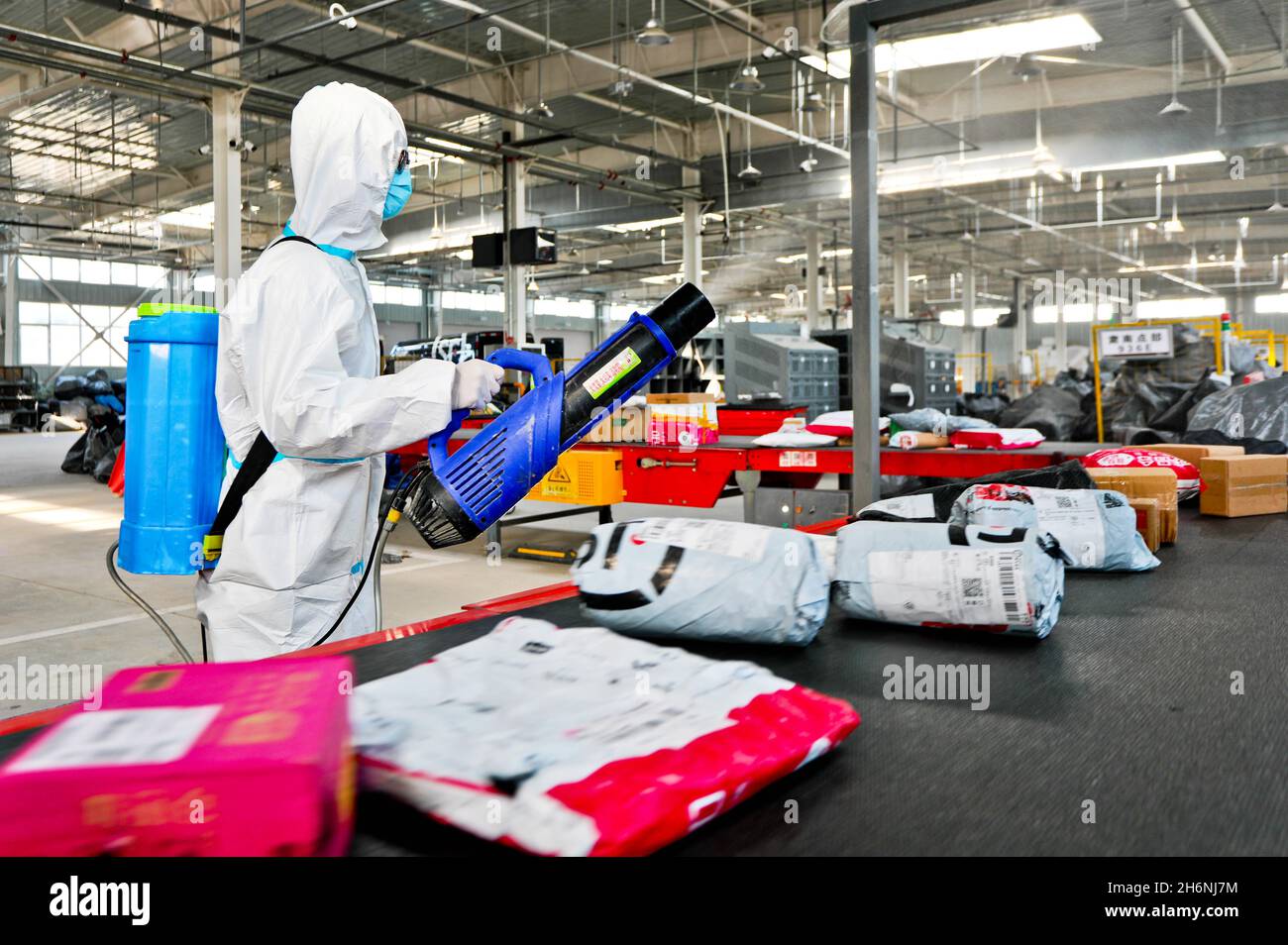 Zhangye, Zhangye, Chine.17 novembre 2021.Le 16 novembre 2021, au Centre de tri Shunfeng Express de Zhangye City, province de Gansu, le personnel a désinfecté les colis express à bord d'un avion de transport.Le même jour, Zhangye, Gansu a repris son service de livraison postale.Des sociétés express comme Zhangye City Post Express et Shunfeng ont effectué une désinfection stricte des véhicules pour plus de 300,000 colis express bloqués à Lanzhou, des codes de test de température du personnel, la prévention et l'élimination des épidémies de courrier express et la traçabilité.Après l'identification et l'inspection et d'autres épidémiques prévenir Banque D'Images