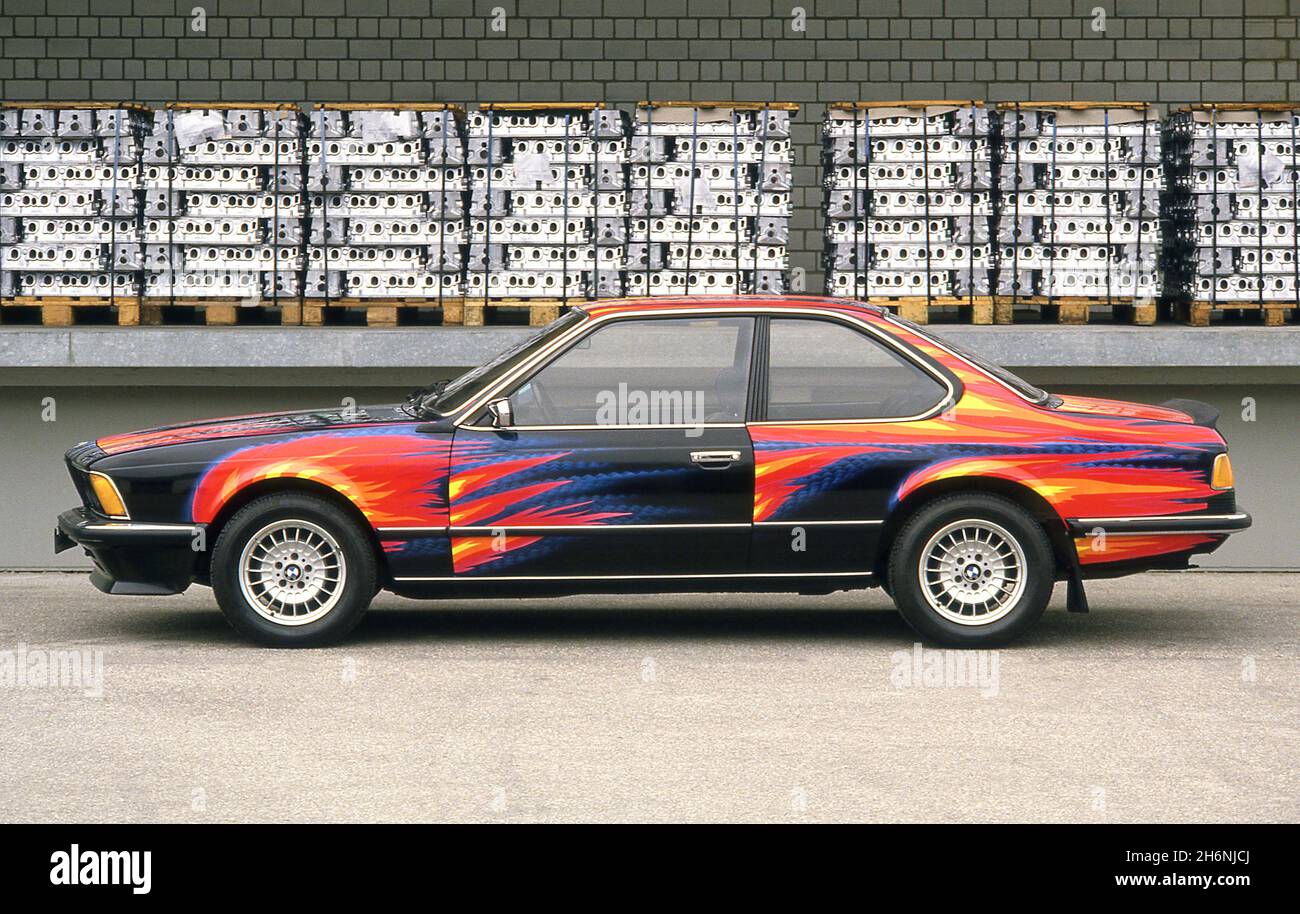 1982 BMW 635i peinte par Ernst Fuchs faisant partie de la collection de voitures d'art BMW photographiées au siège de BMW et au musée de Munich en Allemagne Banque D'Images