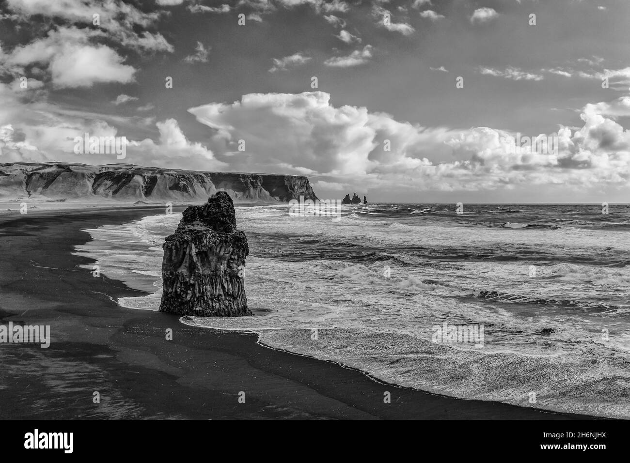 À la plage de Kirkjufjara à Cape Dyrholaey, vue sur Reynisdrangar, Vik, Myrdalur, Islande Banque D'Images