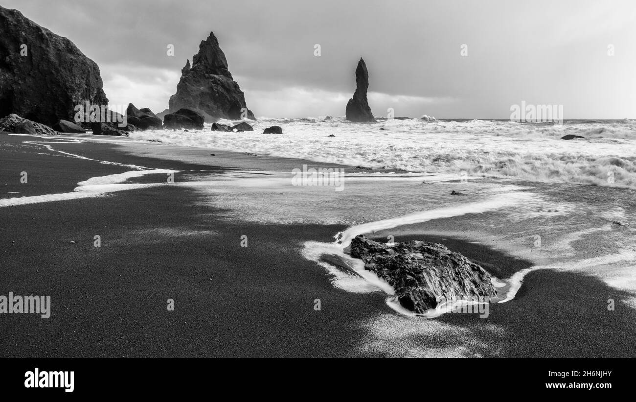 Rochers de lave et aiguilles de roche sur la plage de lave noire Reynisfjara, Reynisdrangar, Vik, Islande du Sud, Islande Banque D'Images
