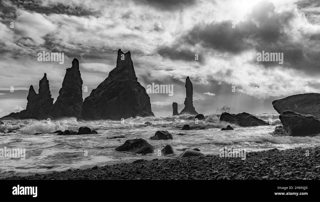 Rochers de lave et aiguilles de roche sur la plage de lave noire Reynisfjara, Reynisdrangar, Vik, Islande du Sud, Islande Banque D'Images