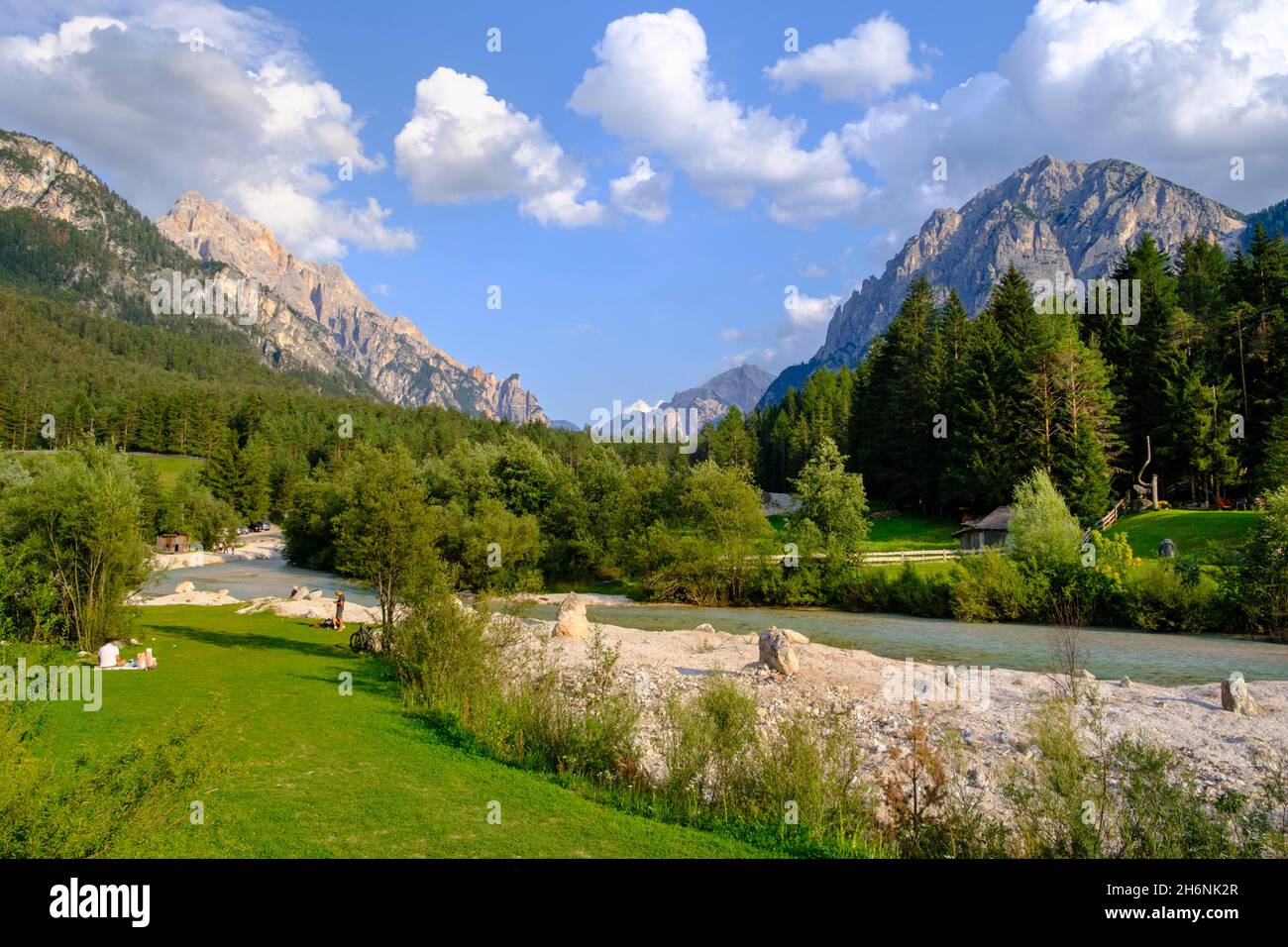 Plage de baignade, espace de loisirs sur le Vigilbach (rue d'Al Plan), près de San Vigilio di Marebbe, Parc naturel Fanes-Sennes-Baies, Rautal, Gadertal Banque D'Images