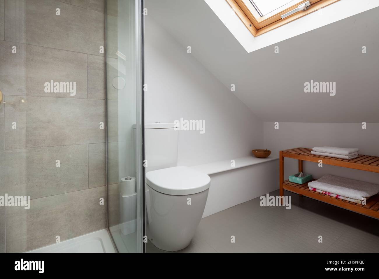 Cambridge, Angleterre - octobre 11 2019: Salle de douche compacte wc dans la maison victorienne espace de conversion loft. Banque D'Images