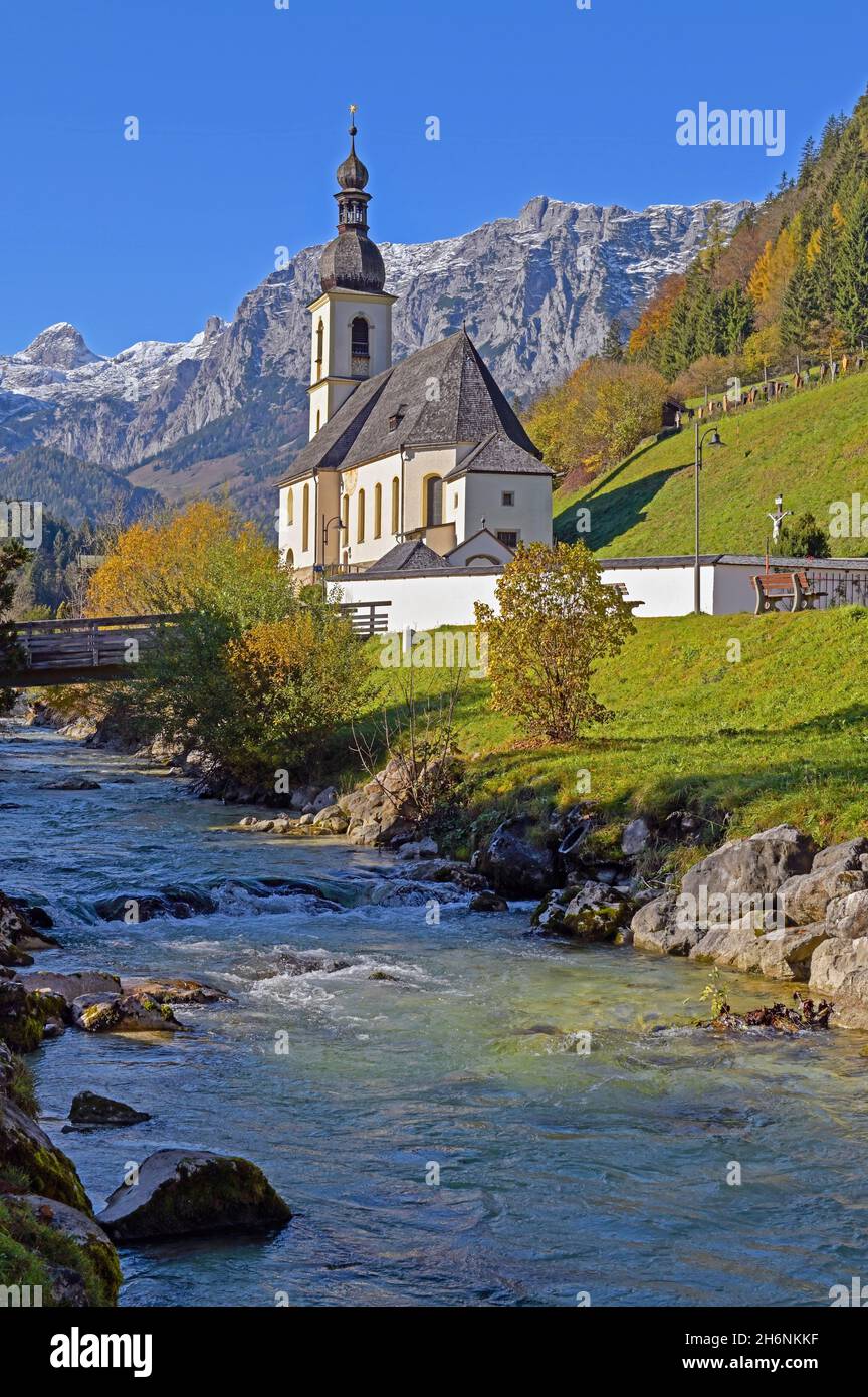 Église paroissiale Saint-Sébastien, Ramsauer Bach, Reiter Alpe à l'arrière, Ramsau, Berchtesgaden, haute-Bavière, Bavière,Allemagne Banque D'Images