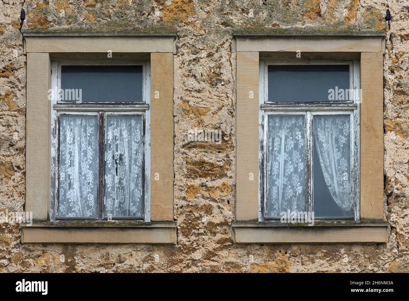 Fenêtre avec rideaux d'une ancienne ferme, Franconie, Bavière, Allemagne Banque D'Images