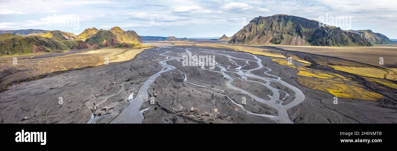 Rivière avec des branches de sable noir de lave, montagnes Skalarfjall et Remundargilshoefud, montagnes islandaises, panorama, vue aérienne Banque D'Images