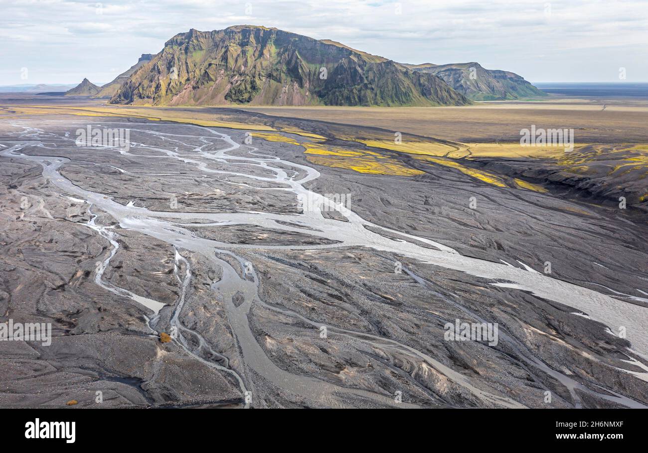 Rivière avec des branches bronzées à travers le sable noir de lave, les montagnes Skalarfjall, les montagnes islandaises, panorama, vue aérienne,rivière Mulakvisl Banque D'Images