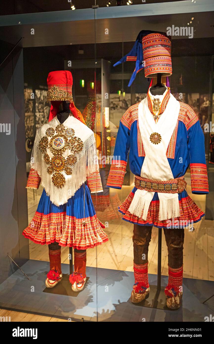 Costumes sâmes, Musée Arktikum, Rovaniemi, Laponie, Finlande Banque D'Images