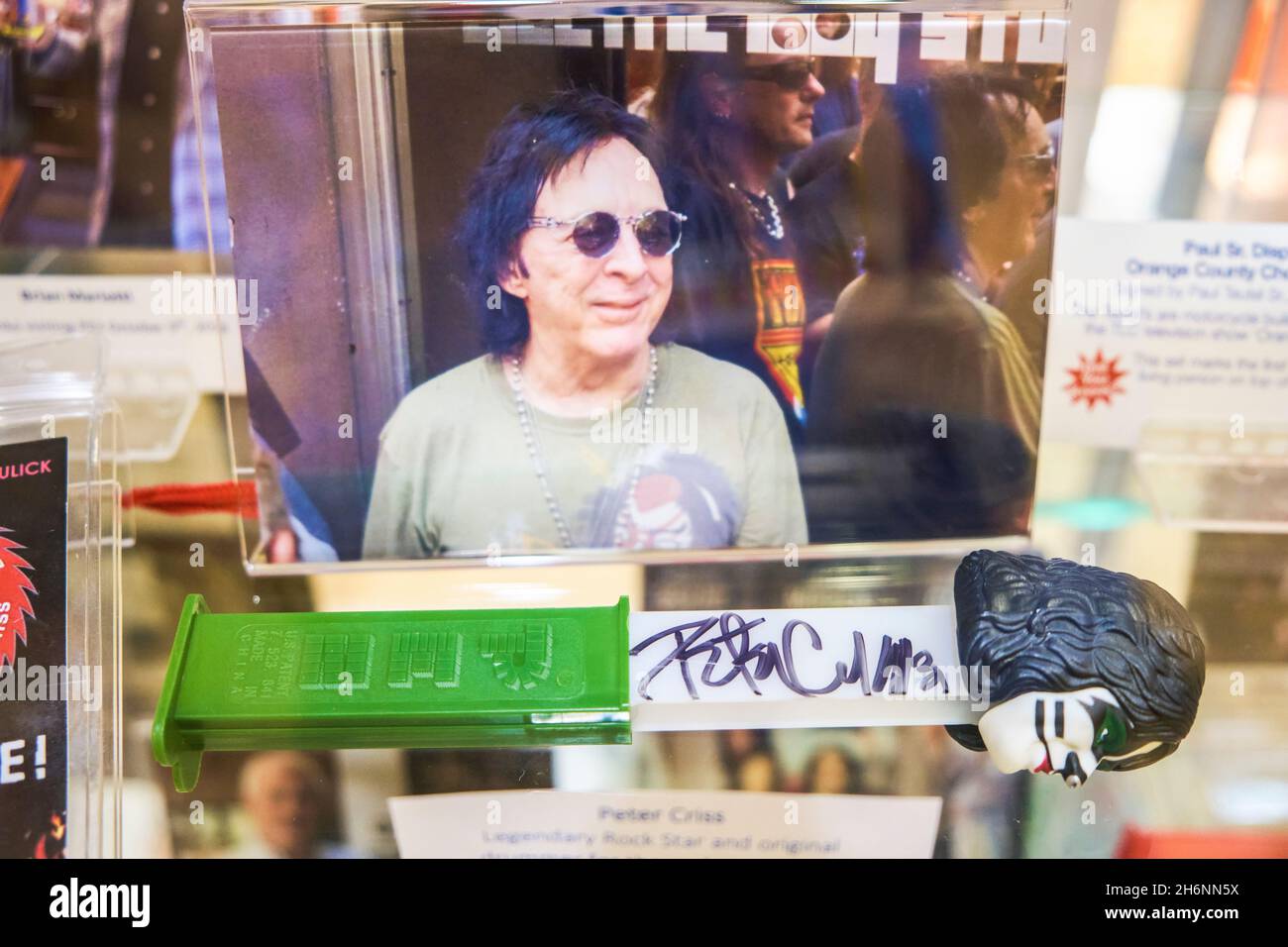 Distributeur autographié de Peter Crans, batteur pour le groupe de rock KISS.À l'usine de Pez, au musée, au centre d'accueil d'Orange, Connecticut. Banque D'Images