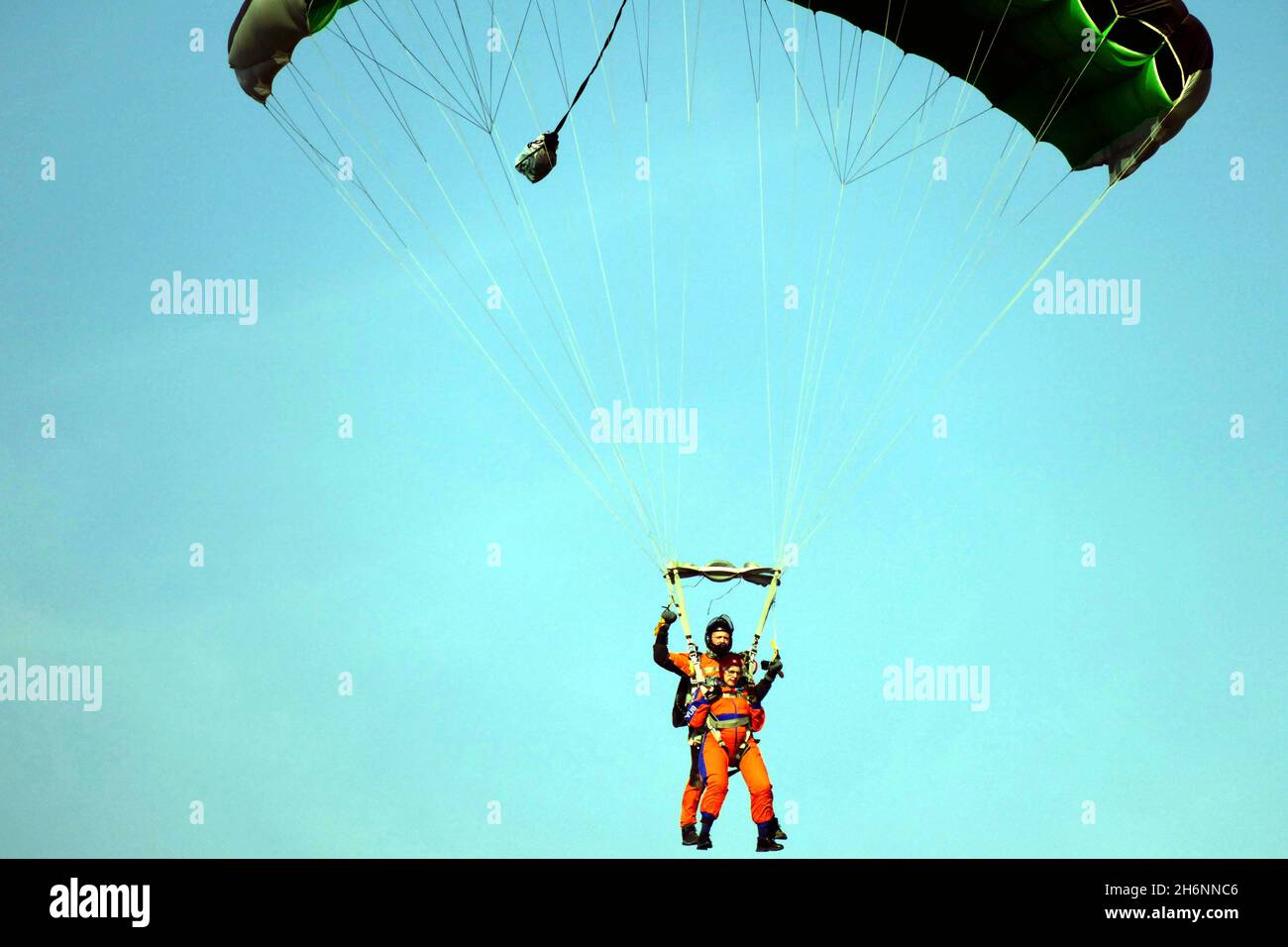ODESA, UKRAINE - 16 NOVEMBRE 2021 - les participants font un saut en tandem pendant la compétition de parachutisme au Odesa Flying Club, Odesa, dans le sud de l'Ukraine Banque D'Images