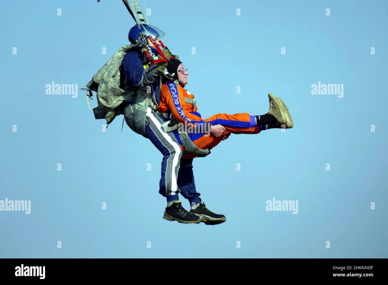 ODESA, UKRAINE - 16 NOVEMBRE 2021 - les participants font un saut en tandem pendant la compétition de parachutisme au Odesa Flying Club, Odesa, dans le sud de l'Ukraine Banque D'Images