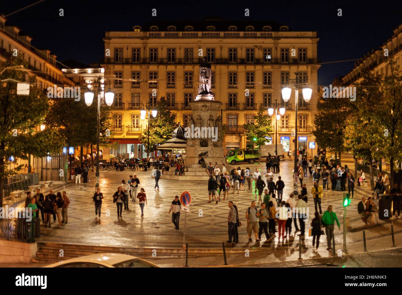 Praca Luis de Camaees, vie nocturne à Bairro Alto, Lisbonne, Portugal Banque D'Images