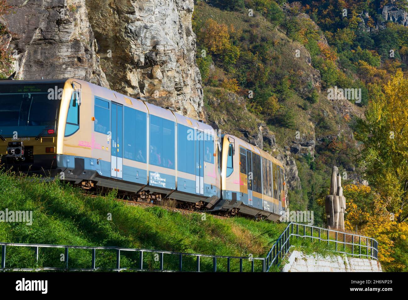 Dürnstein : train de Wachaubahn (Wachauer Bahn), monument de Watstein, statue équestre de Richard coeur de Lion et chanteur Blondel à Wachau, Niederöste Banque D'Images