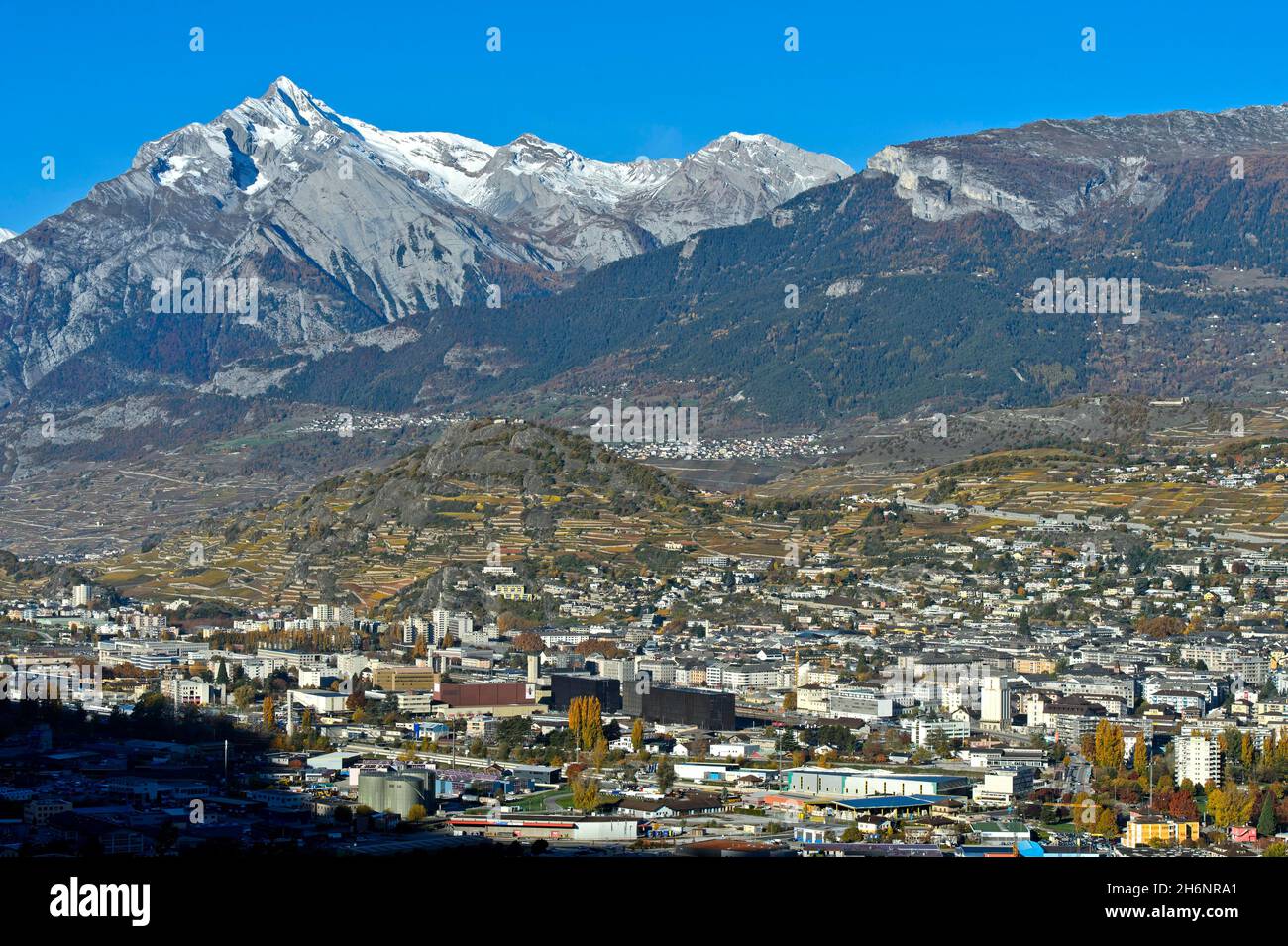 La capitale cantonale du Valais, Sion, également connue sous le nom de Sitten, sommet du Haut de Cry à l'arrière, Valais, Suisse Banque D'Images