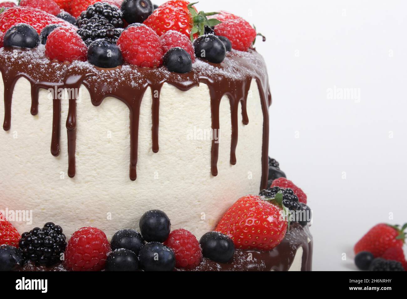 Gâteau De Chocolat Fait Maison Décoré Des Fraises Et Des Fleurs Comestibles  Photo stock - Image du bleu, gâteau: 152960514