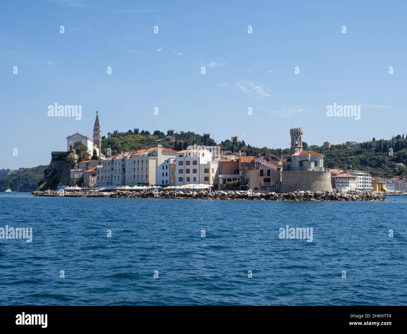 Vue sur Piran depuis la mer, la côte Adriatique, Piran, Istrie, Slovénie Banque D'Images