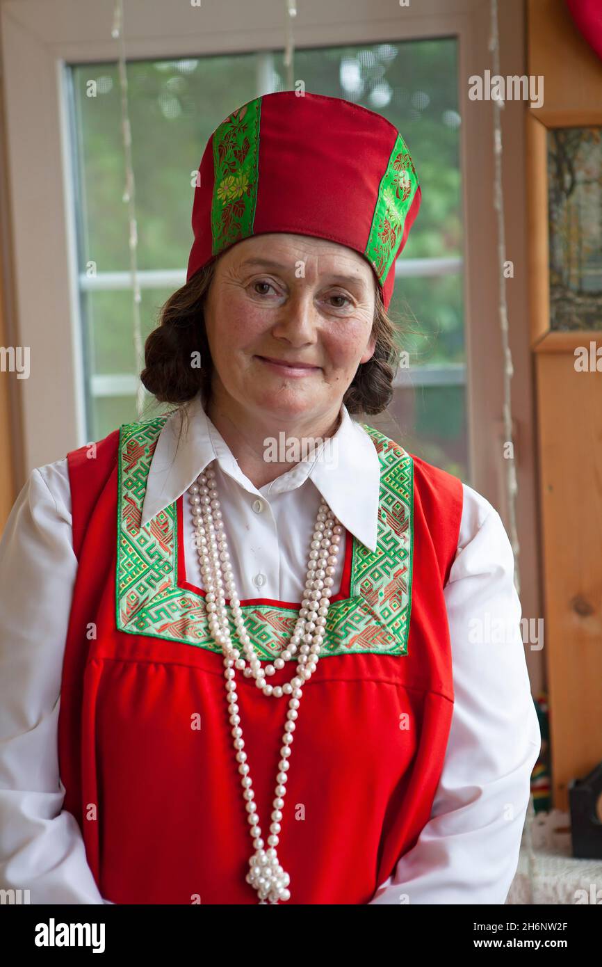 Femme, 55 ans, en costume traditionnel sibérien, Bolshaya Retchka, province d'Irkoutsk, Sibérie, Russie Banque D'Images
