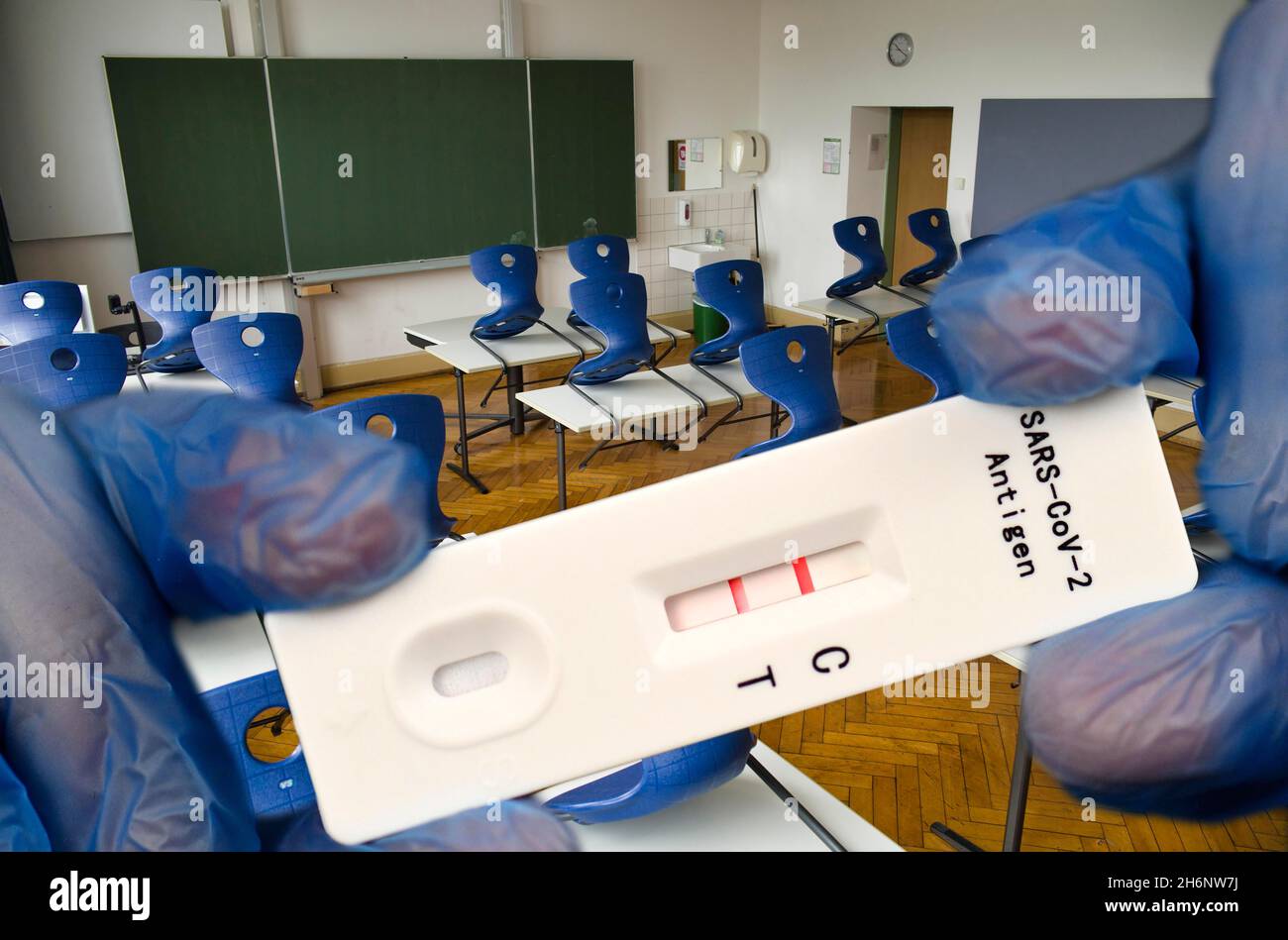 PHOTOMONTAGE, test rapide d'antigène positif, salle de classe vide, peur de la quatrième vague, crise de Corona, Allemagne Banque D'Images PHOTOMONTAGE, test rapide d'antigène positif, salle de classe vide, peur de la quatrième vague, crise de Corona, Allemagne Banque D'Images