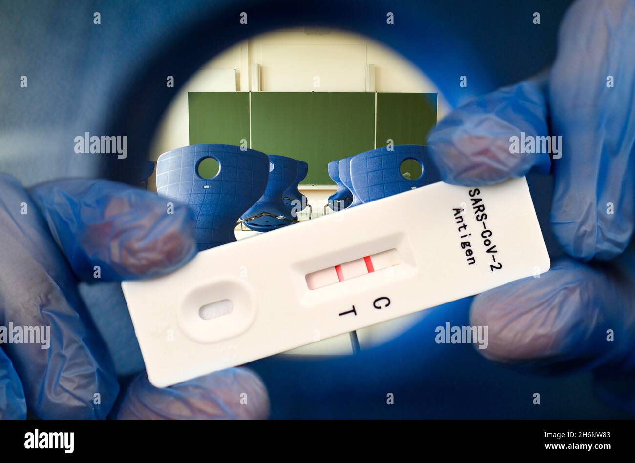 PHOTOMONTAGE, test rapide d'antigène positif, salle de classe vide, peur de la quatrième vague, crise de Corona, Allemagne Banque D'Images PHOTOMONTAGE, test rapide d'antigène positif, salle de classe vide, peur de la quatrième vague, crise de Corona, Allemagne Banque D'Images