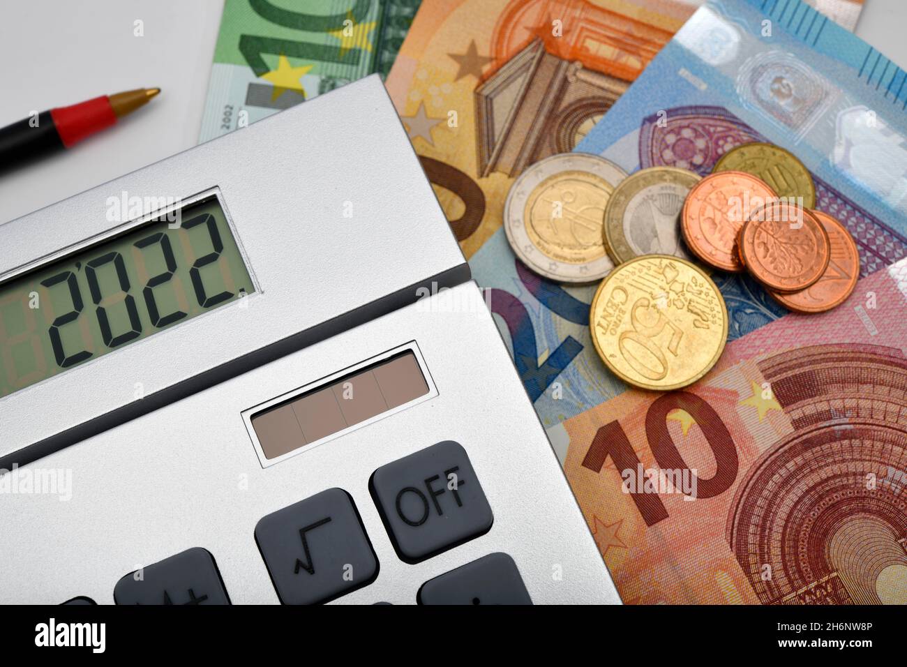 L'image de symbole coûte 2022, calculatrice, billets et pièces EN EUROS, crayon rouge, Bade-Wurtemberg, Allemagne Banque D'Images