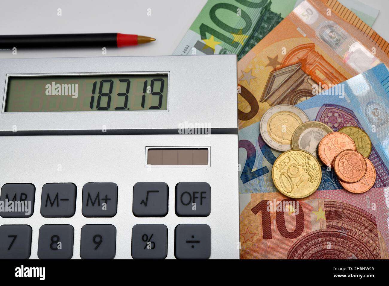 Coût de l'image symbole, calculatrice, billets et pièces EN EUROS, crayon rouge, Bade-Wurtemberg, Allemagne Banque D'Images