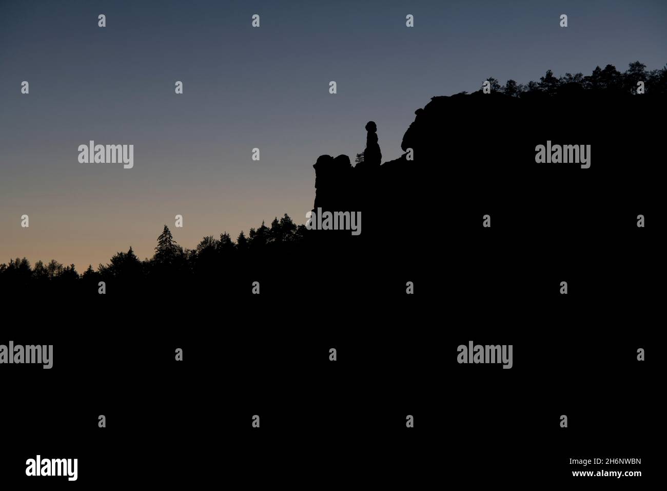 Ciel nocturne avec roche Barbarine, Pfaffenstein, Suisse saxonne, montagnes de grès d'Elbe, Saxe,Allemagne Banque D'Images