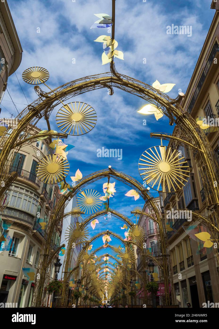 .Le célèbre éclairage de Noël de la Calle Larios à Malaga est déjà monté.Cette année, l'installation créera des effets de lumière, même pendant Banque D'Images