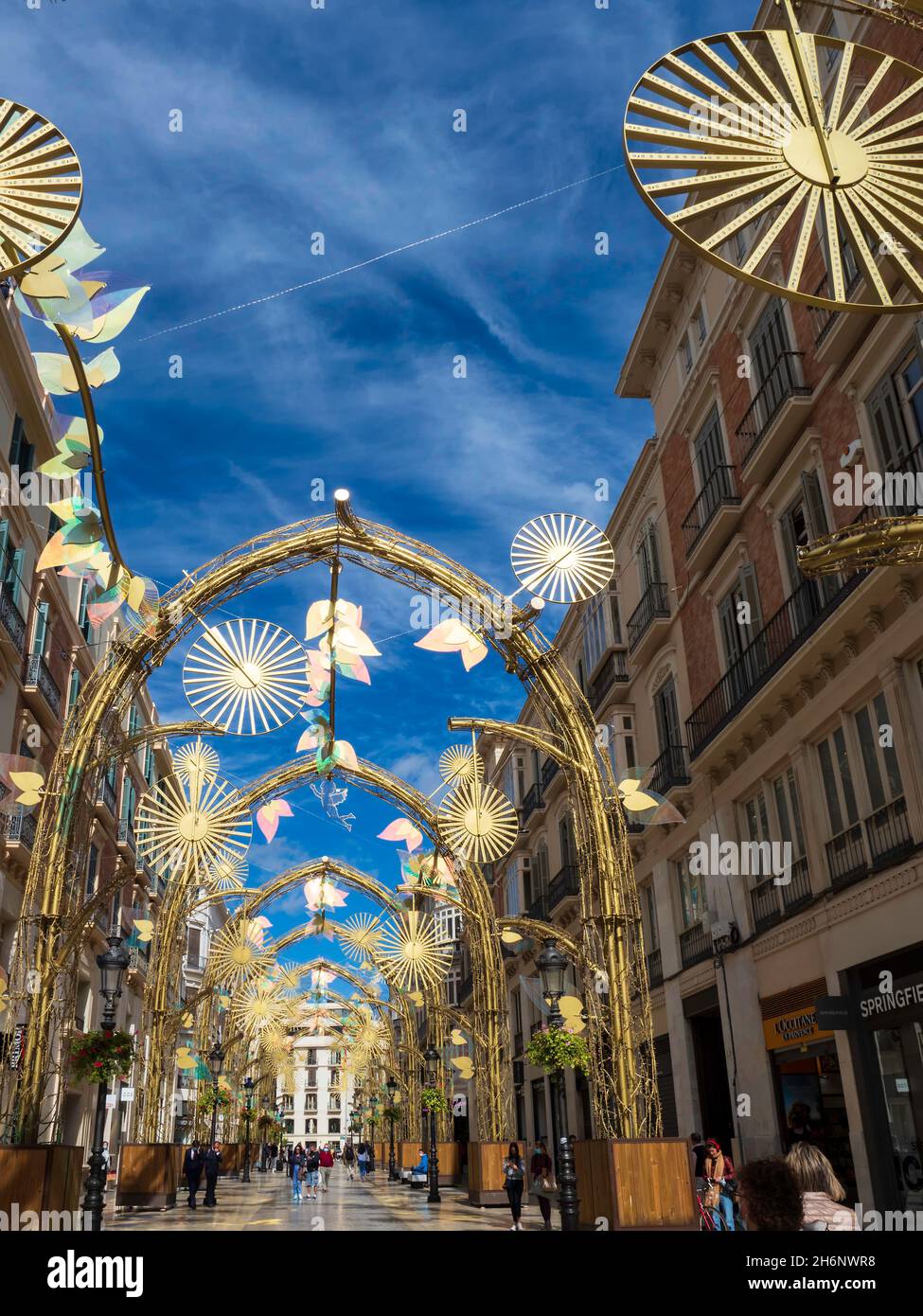 .Le célèbre éclairage de Noël de la Calle Larios à Malaga est déjà monté.Cette année, l'installation créera des effets de lumière, même pendant Banque D'Images