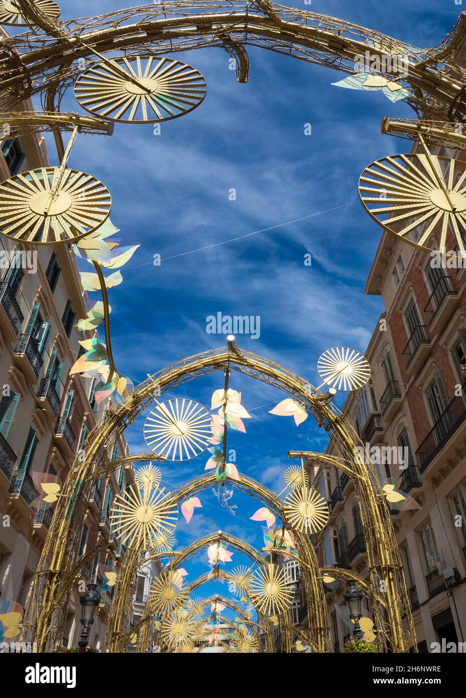 .Le célèbre éclairage de Noël de la Calle Larios à Malaga est déjà monté.Cette année, l'installation créera des effets de lumière, même pendant Banque D'Images