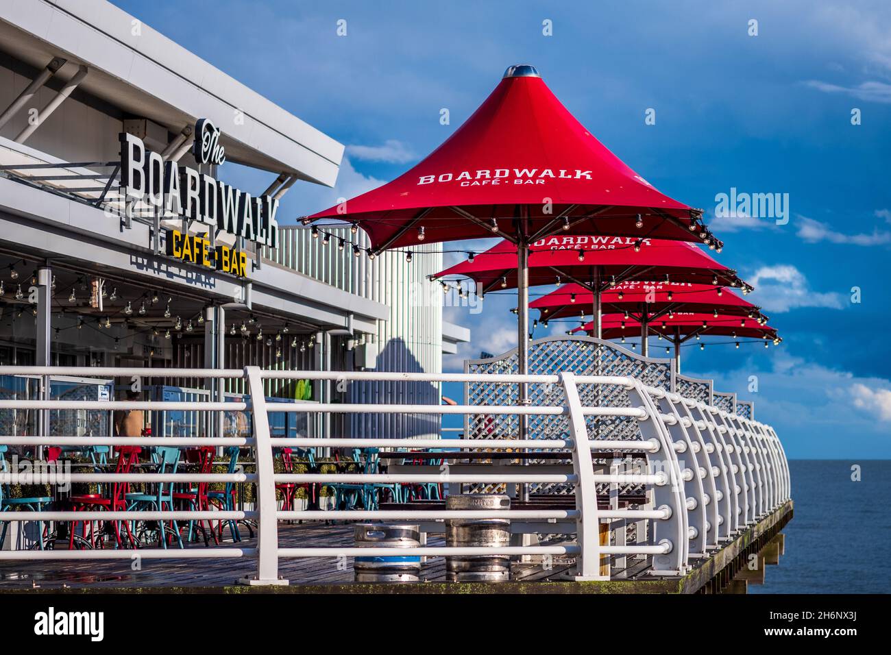 BoardWalk Cafe Bar sur Felixstowe Pier dans la station balnéaire de Felixstowe, Suffolk, Royaume-Uni. Banque D'Images