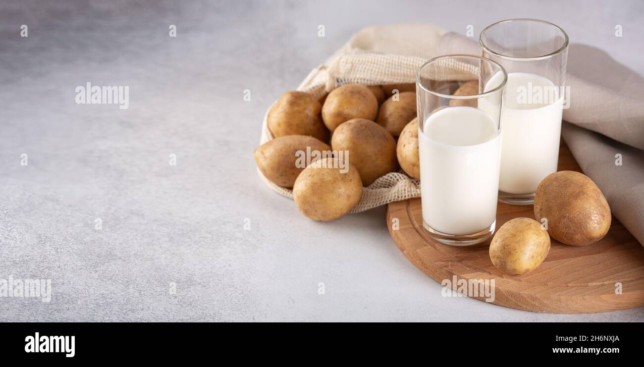 Lait de pomme de terre vegan dans des verres sur table grise.Autres tubercules de lait et de pommes de terre à base de plantes.Espace de copie - image Banque D'Images