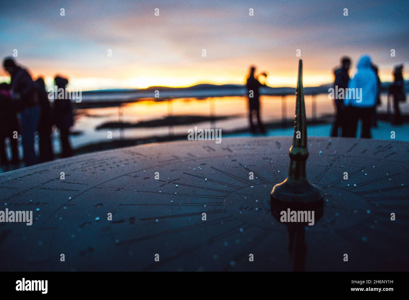 Boussole Sundial en islande en hiver. Système de navigation traditionnel dans le parc national de Thingvellir. Banque D'Images