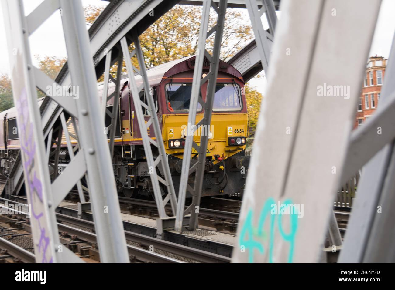 66154 un moteur anglais du Welsh Scottish Railway passant au-dessus de Barnes Railway Bridge dans le sud-ouest de Londres, Angleterre, Royaume-Uni Banque D'Images