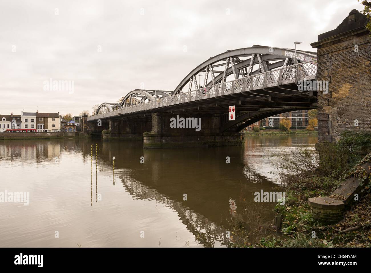 Pont piétonnier et ferroviaire Barnes dans le sud-ouest de Londres, Angleterre, Royaume-Uni Banque D'Images