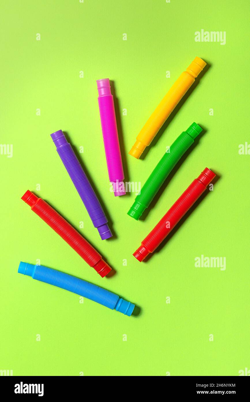 Flat Lay Avec Quelques Nouveaux Jouets Droits Colorés Rouge, Bleu, Rose,  Vert Et Jaune Tube Pop Pour Enfants.jeu De Tubes Multicolores En Plastique  Anti-Stress Photo Stock - Alamy