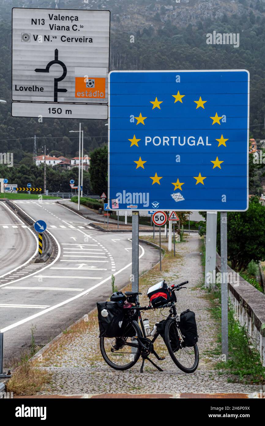 LOVELHE, PORTUGAL - 31 août 2021 : la route de l'entrée du Portugal depuis l'Espagne Banque D'Images