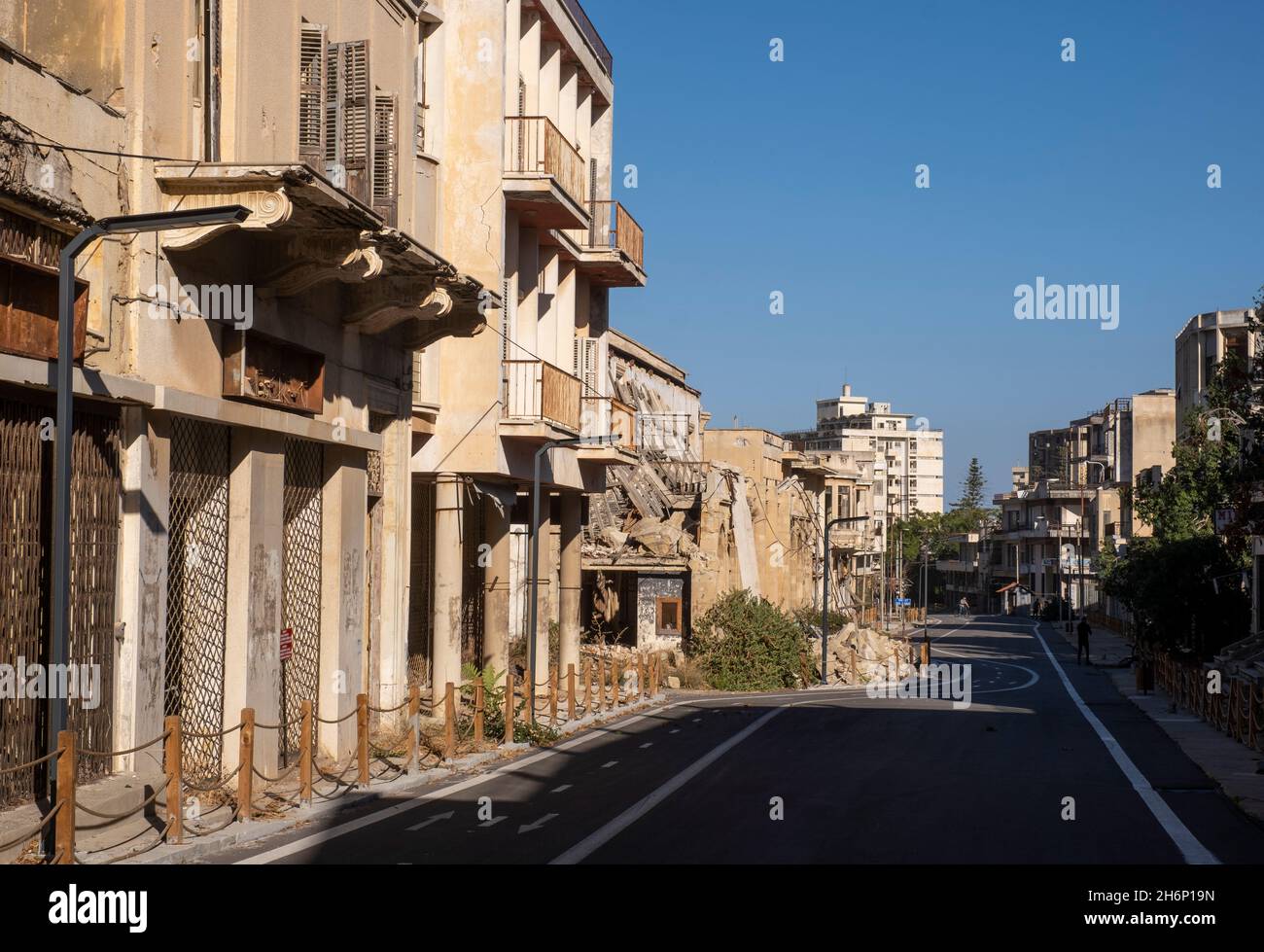 La ville abandonnée de Varosha, Famagusta, Chypre, avait été fermée au monde depuis l'invasion turque en 1974 jusqu'à son ouverture en octobre 2020. Banque D'Images