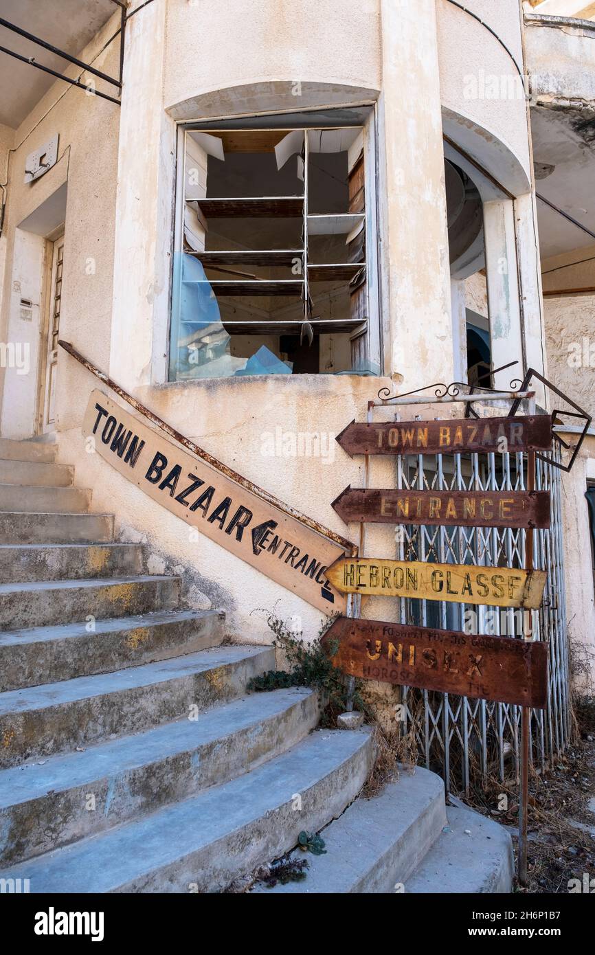 La ville abandonnée de Varosha, Famagusta, Chypre, avait été fermée au monde depuis l'invasion turque en 1974 jusqu'à son ouverture en octobre 2020. Banque D'Images