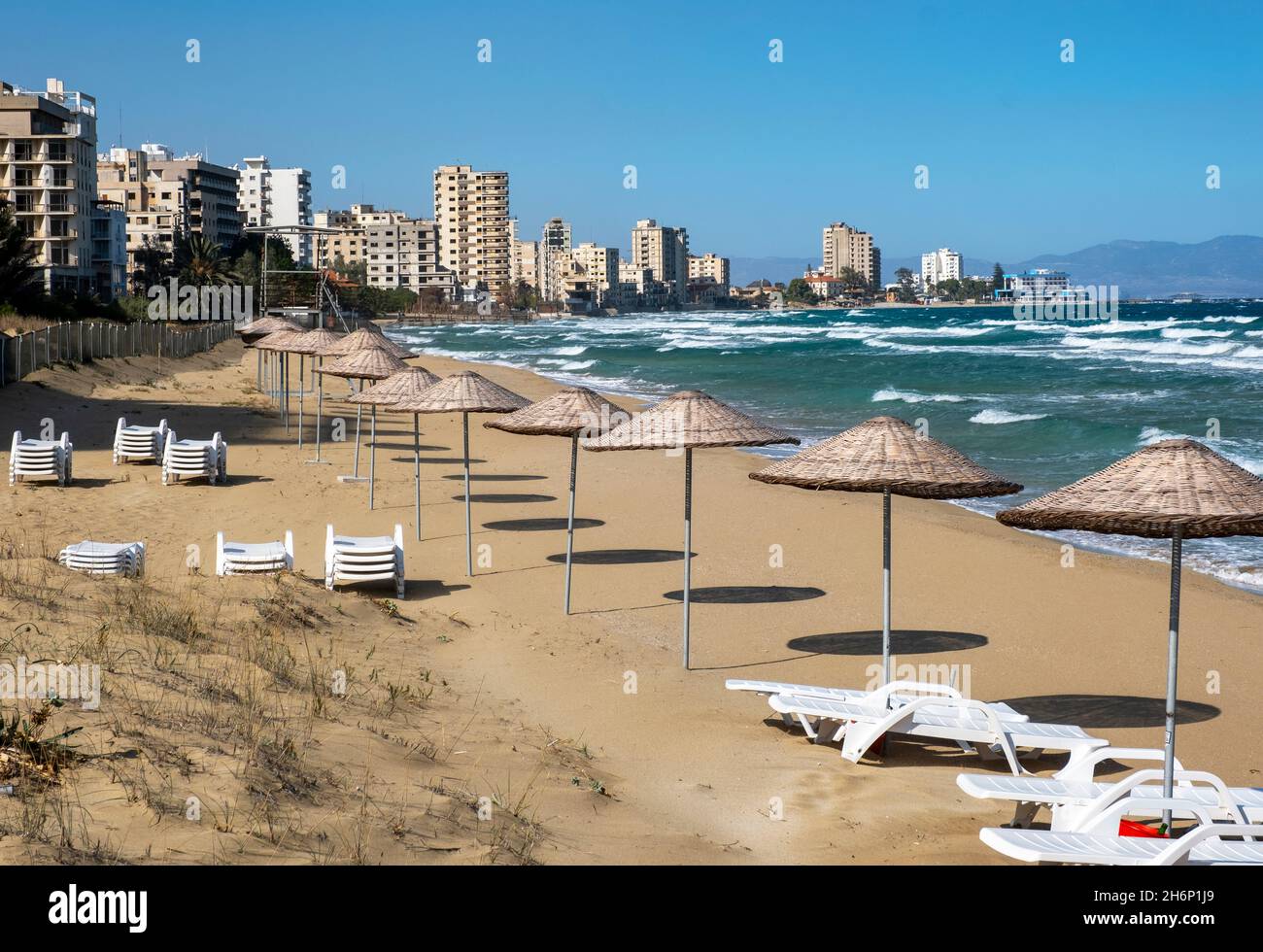 Plage de Varosha, Famagusta, Chypre du Nord.La station de vacances de Varosha était fermée au monde depuis 1974 jusqu'à sa réouverture en 2020. Banque D'Images