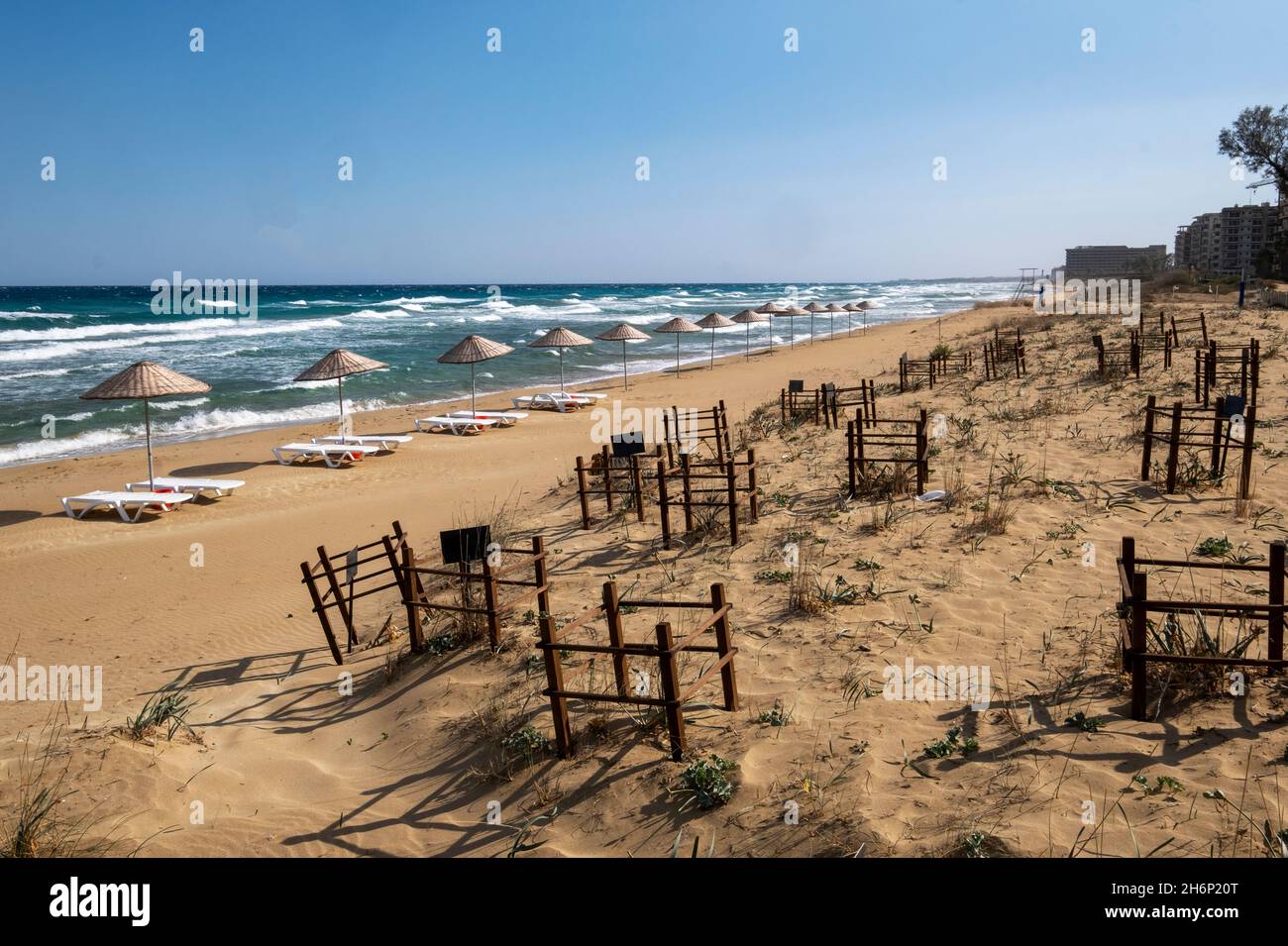 Des cages de tortues nichent sur la plage de Varosha, Famagusta, dans le nord de Chypre.Varosha avait été fermé au monde depuis 1974 jusqu'à son ouverture en octobre 2020. Banque D'Images
