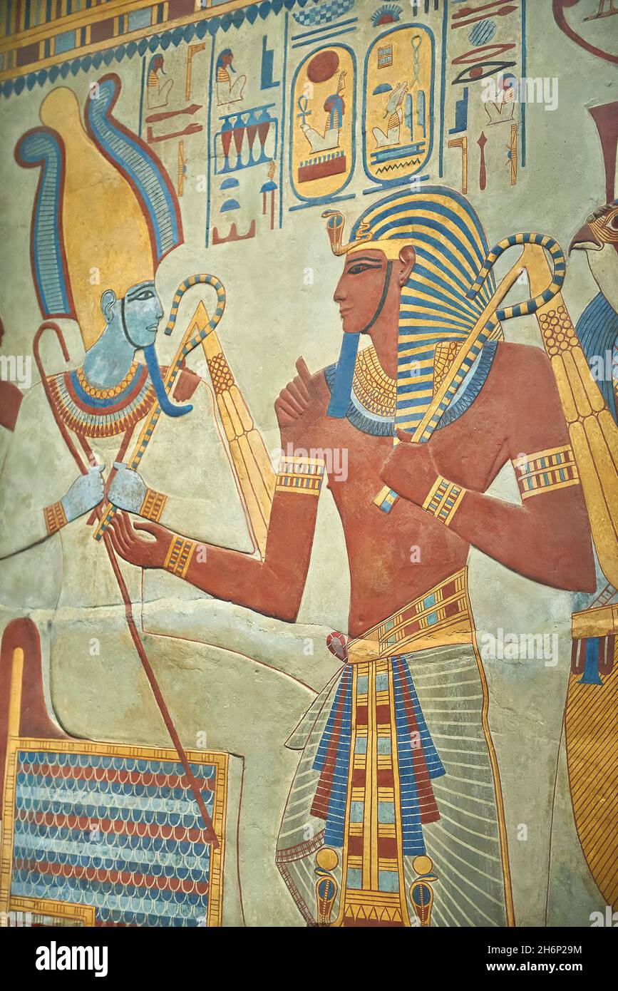 Ancien Egyptien peint relief de mur de la tombe de Sety I, 1290-1279 av. J.-C., 19e dynastie, Vallée des rois Kuxor.Plâtre moulé.Le panneau illustre Banque D'Images