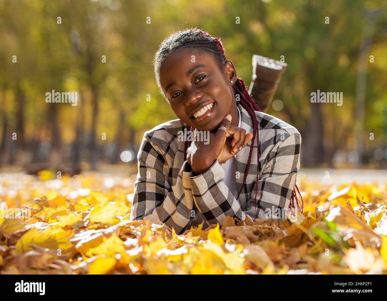 Portrait de la jeune belle femme brune posant dans le parc d'automne Banque D'Images