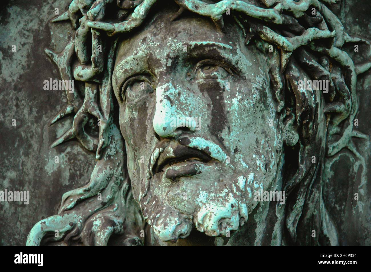 Détail d'une statue de Jésus abîmé portant la couronne d'épines. Banque D'Images