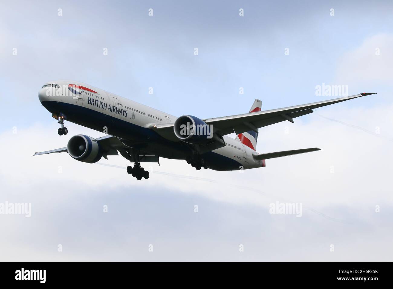 Un Boeing 777 pour British Airways arrive à l'aéroport de Londres Heathrow Banque D'Images
