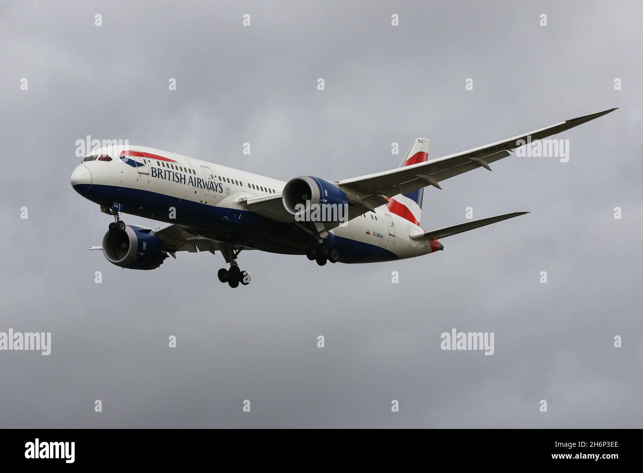 Un Boeing 787 pour British Airways arrive à l'aéroport de Londres Heathrow Banque D'Images